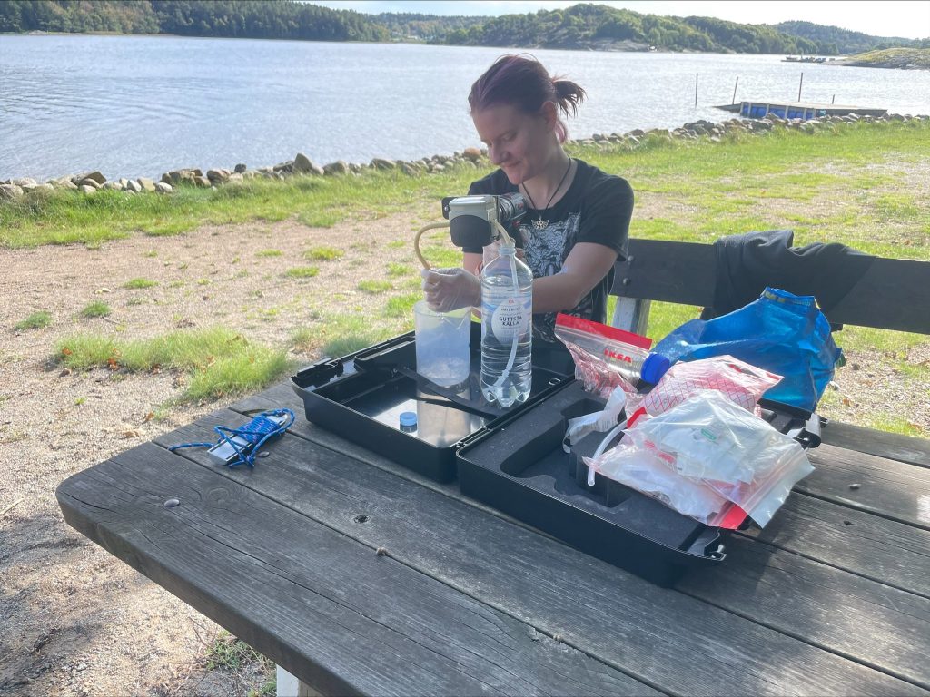 Bachelor student Lydia filtering water samples for later eDNA analysis 
